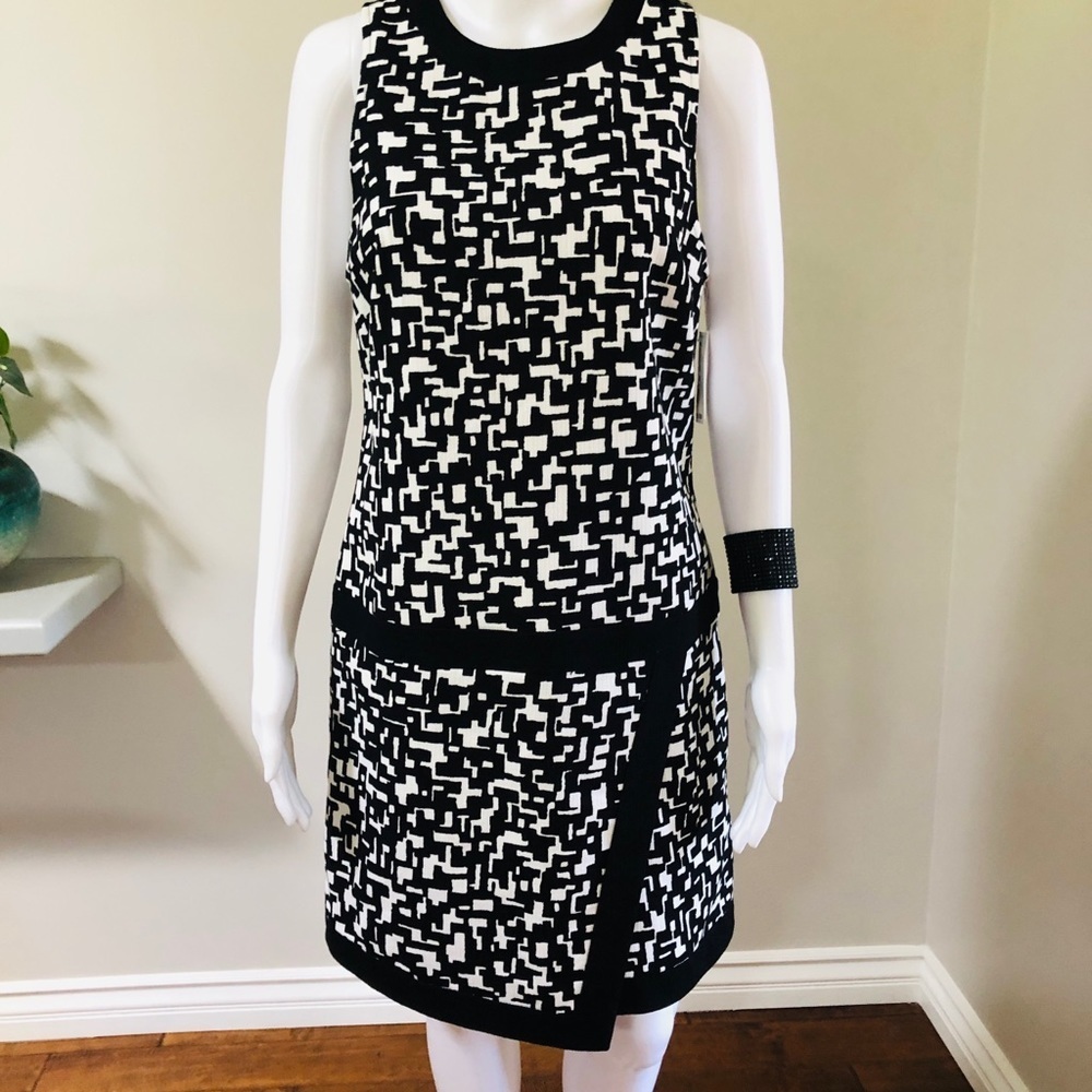 NEW WITH TAGS!  TRINA TURK BLACK AND WHITE SLEEVELESS STRUCTURED DRESS S…